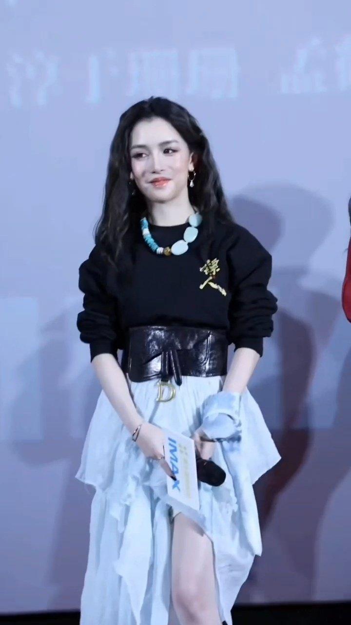 景瓷回应网友喊话佩乌蜜儿眼瞎 景瓷在镖人路演直接回应网友说佩乌蜜儿眼瞎，还说角色