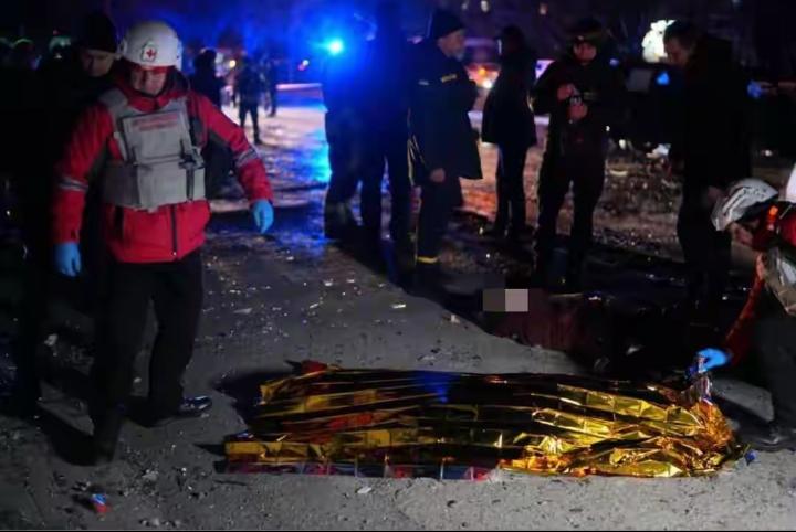 俄乌冲突再升级！扎波罗热市遭袭致2死7伤 俄方暂未回应
 
当地时间2026年2