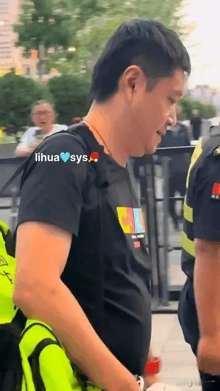 邱怡可：
如果允许违约
还怎么要求学生守规矩？！
这句话不止是破防
而是刀尖直指