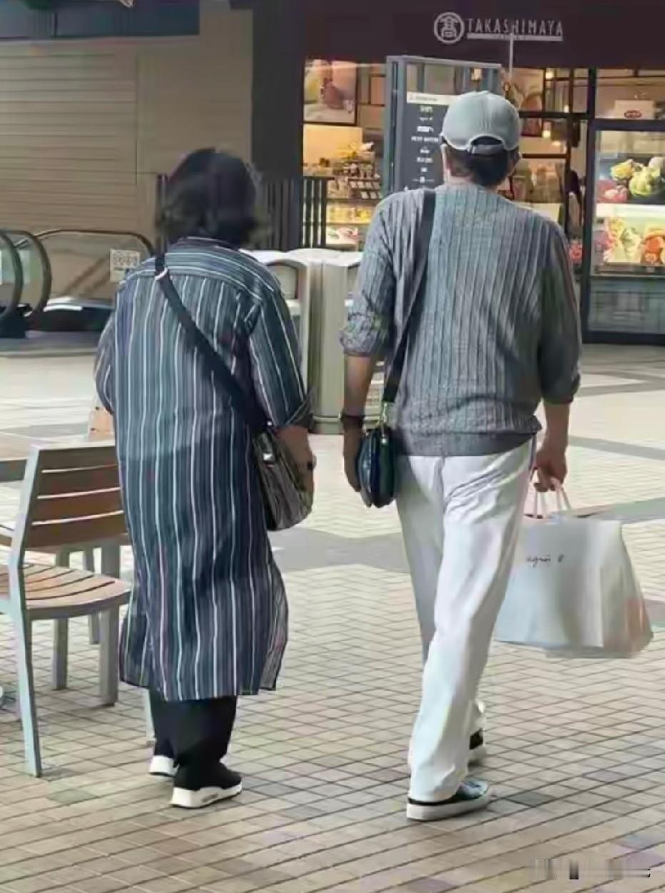 从背影您能看出是哪两位明星吗？

这对相伴多年的夫妻，曾经陪伴一代人走过了美好的