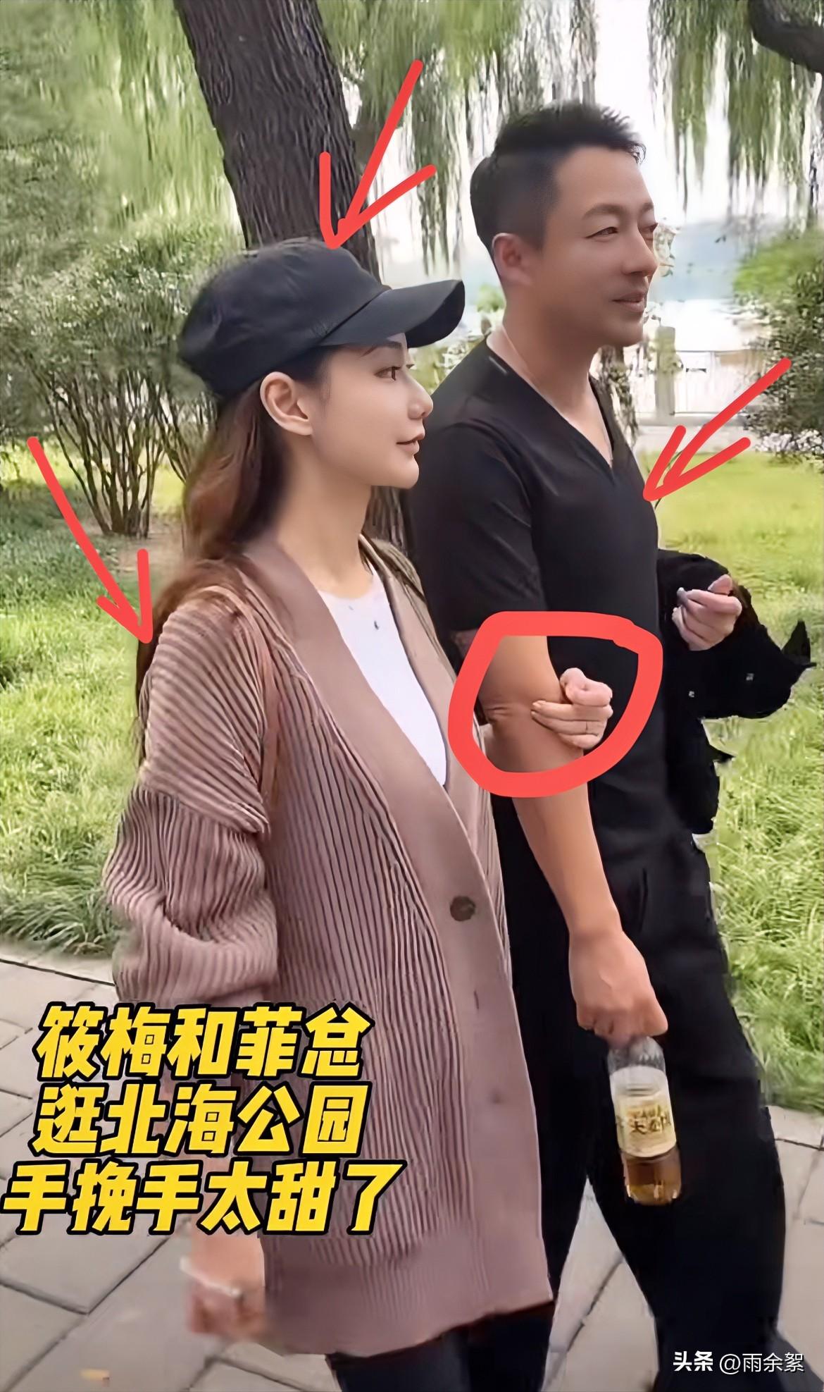 乱套了！马筱梅和汪小菲手挽手逛北海公园，一个像夏天，一个像冬天！还喂吃烤肠……