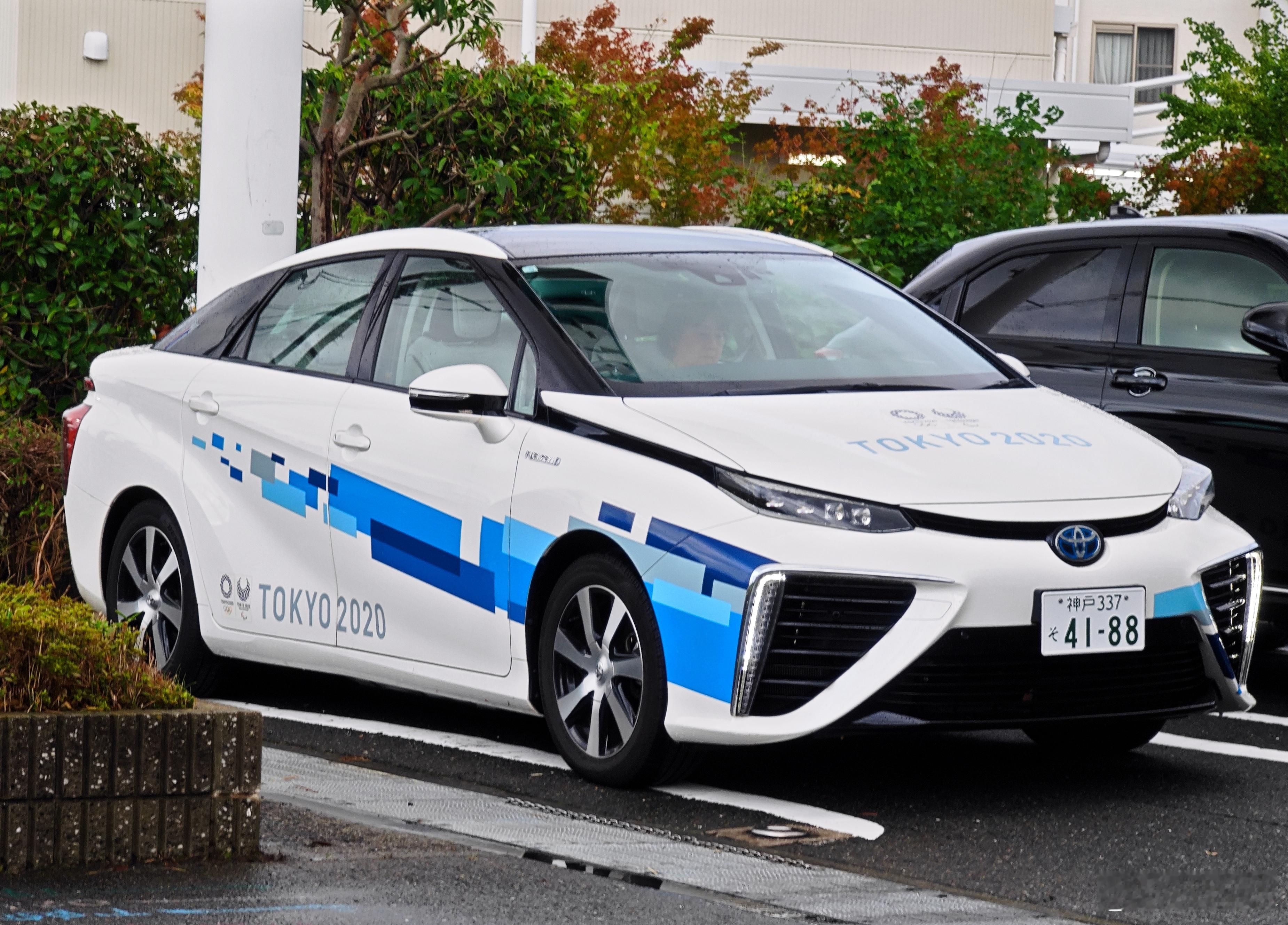 #型车街拍# 停车场偶遇真·新能源：初代丰田Mirai[doge] 这辆是202