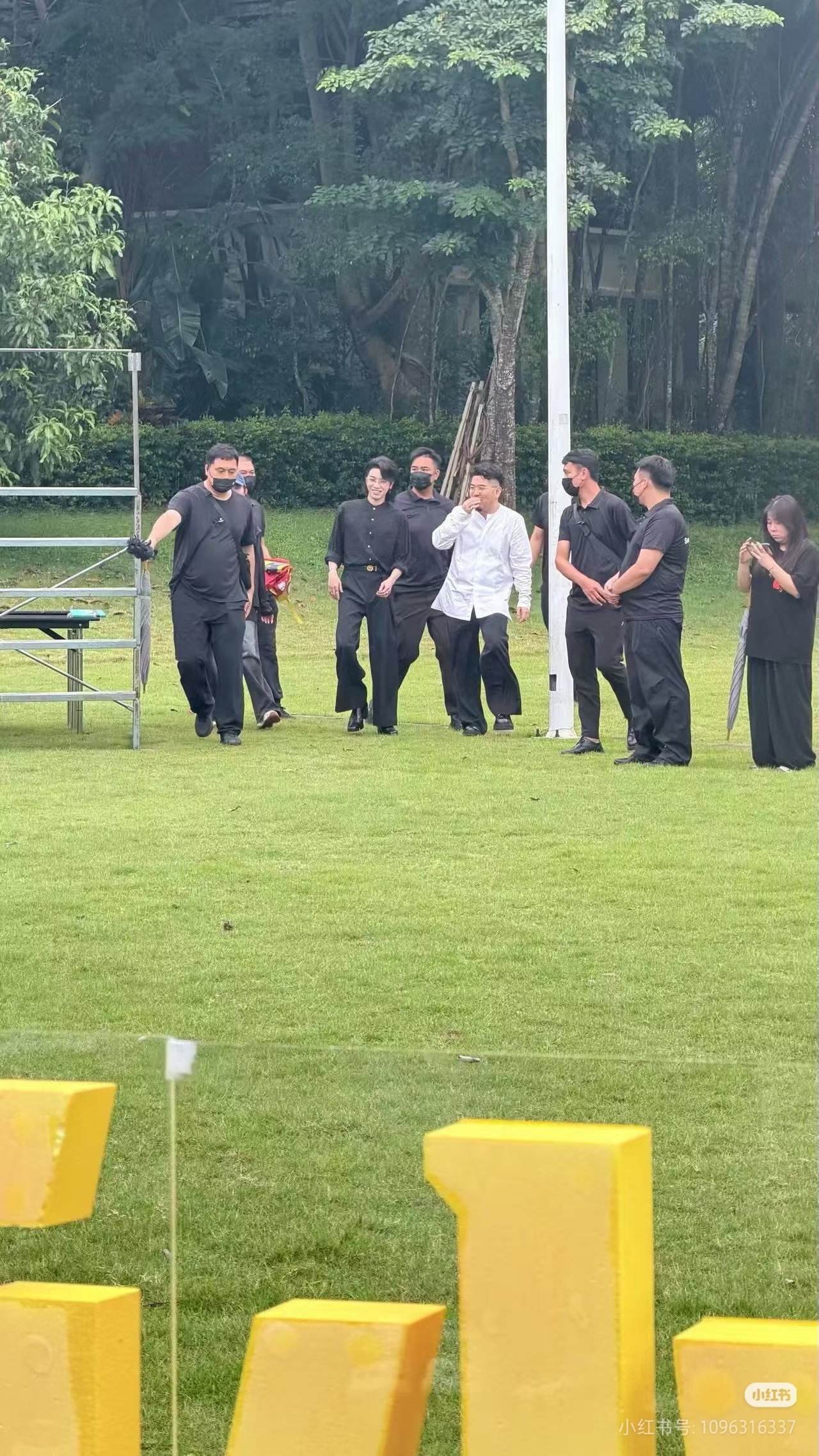 笑死我了，这么多人，怪不得前面惊讶了一下 