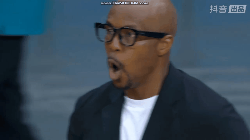 广州队最后2.5秒这个极限战术差点就打成了，可惜威金顿最后的投篮砸前沿了，这要是