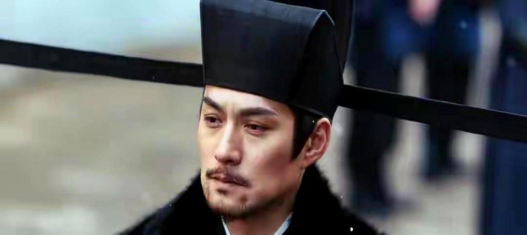 那身深紫官服往朝堂上一坐，整个朝堂的气压都低了三分。
抬眼，落座，几句不咸不淡的