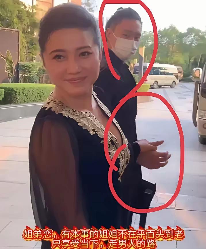 颜丙燕谈起小自己20岁的小男友时，一脸的幸福和骄傲，内心的喜悦溢于言表。
在一个