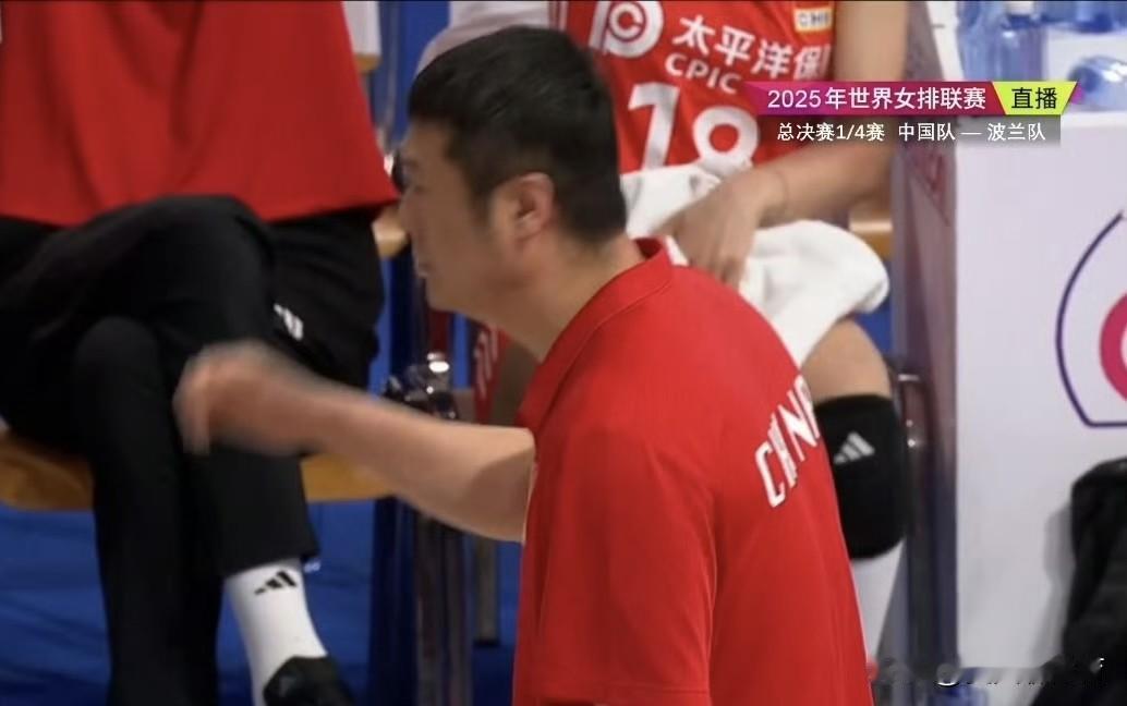 别说队员紧张了，赵勇教练也是非常紧张！面对波兰女排的主场，赵勇教练也是紧张得说不