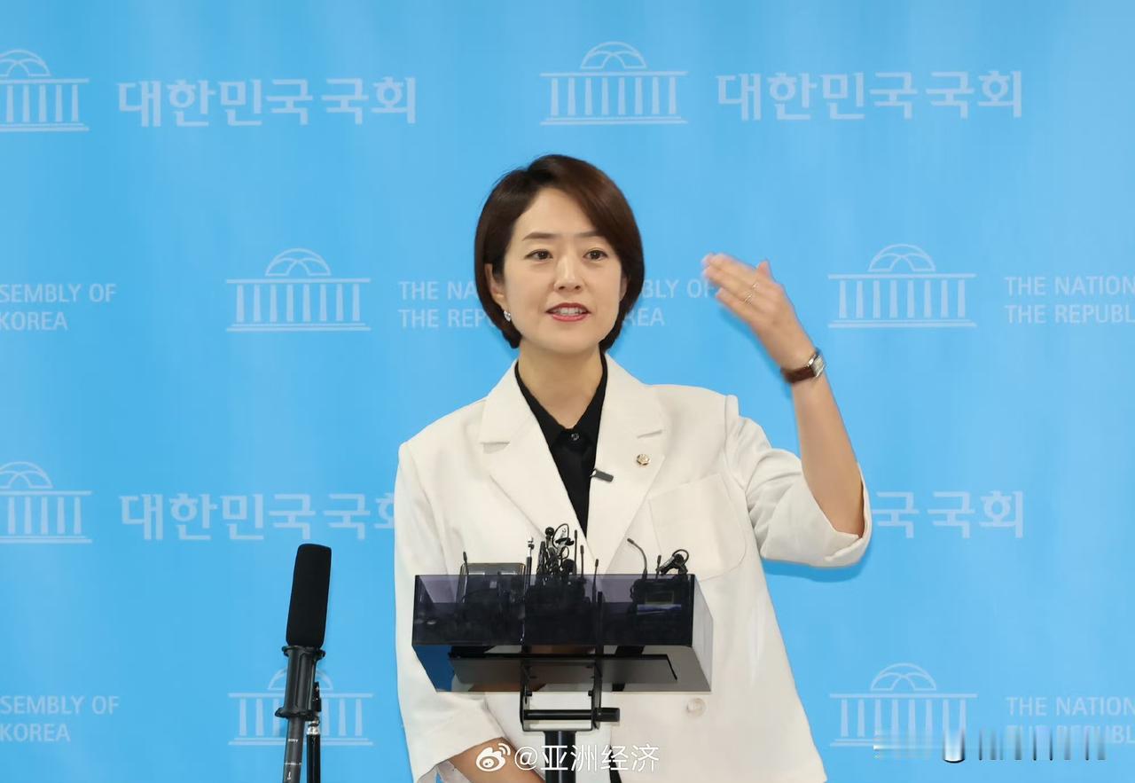 快讯：【韩国又一位曾经留学中国的留学生宣布竞选执政党党首！】8日，共同民主党议员
