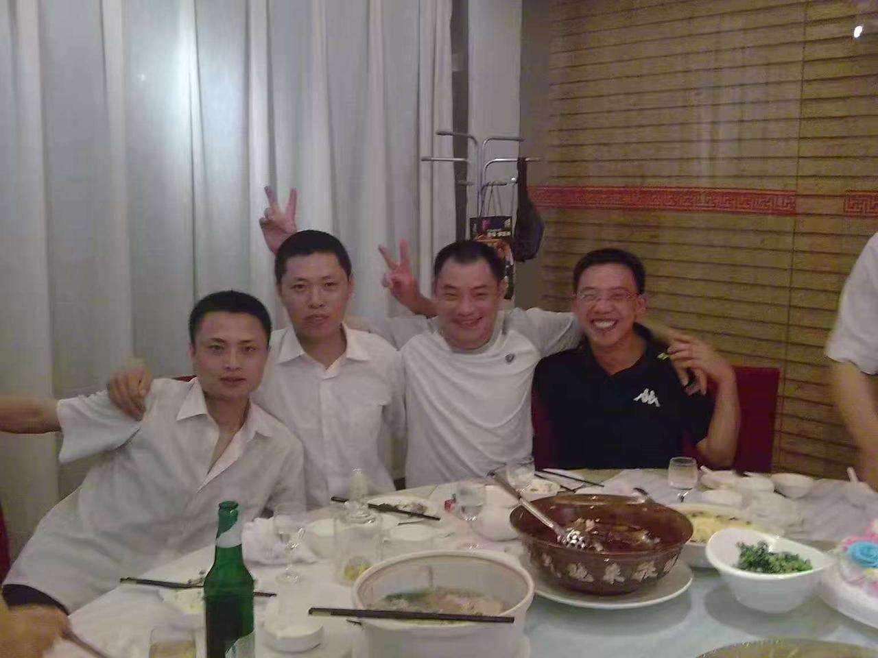 这应该是我们哥几个二十多年前的照片，那时哥几个都还年轻，意气风发，满脸的高兴。一