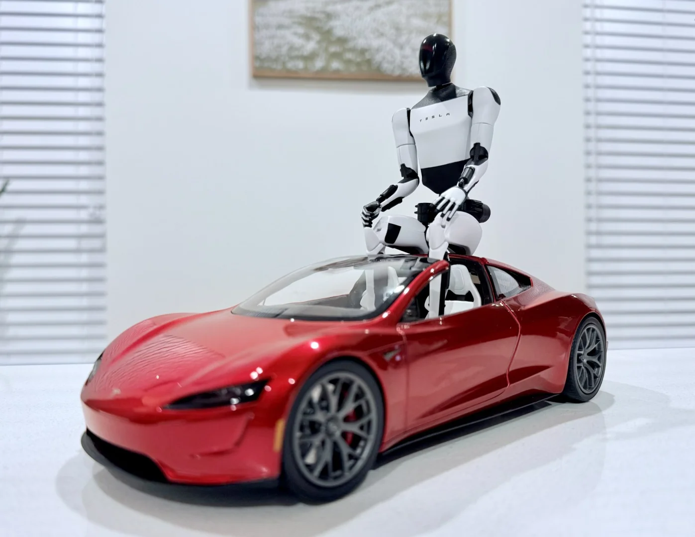 特斯拉机器人玩偶今天收到了。他已经感到很开心了。