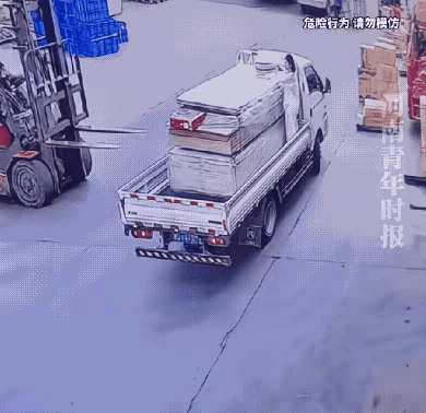 人死不死不知道，单脚或小腿指定是掉了，撞击后下面板材死死卡住小腿和脚，上面板材硬