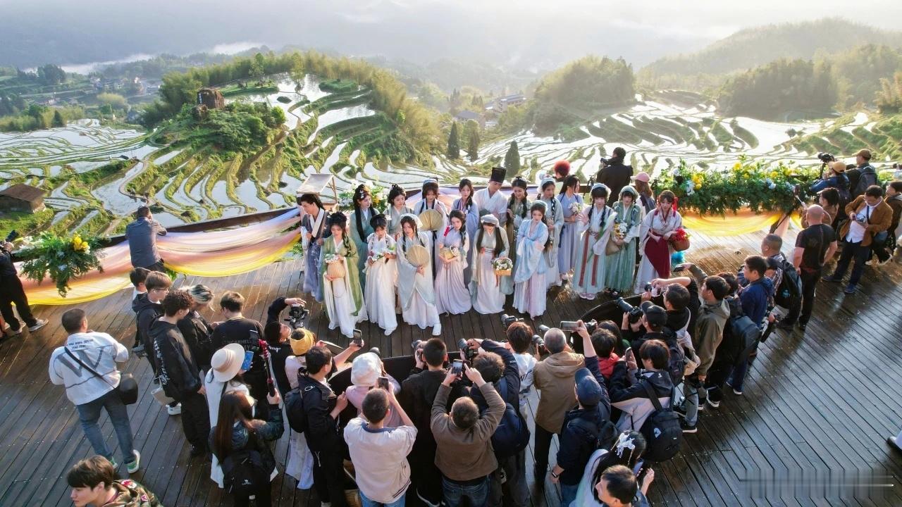 【一阵“国风”吹进云和梯田】目睹了人间盛世颜。和风日暖，春山可望，所有的美好将在