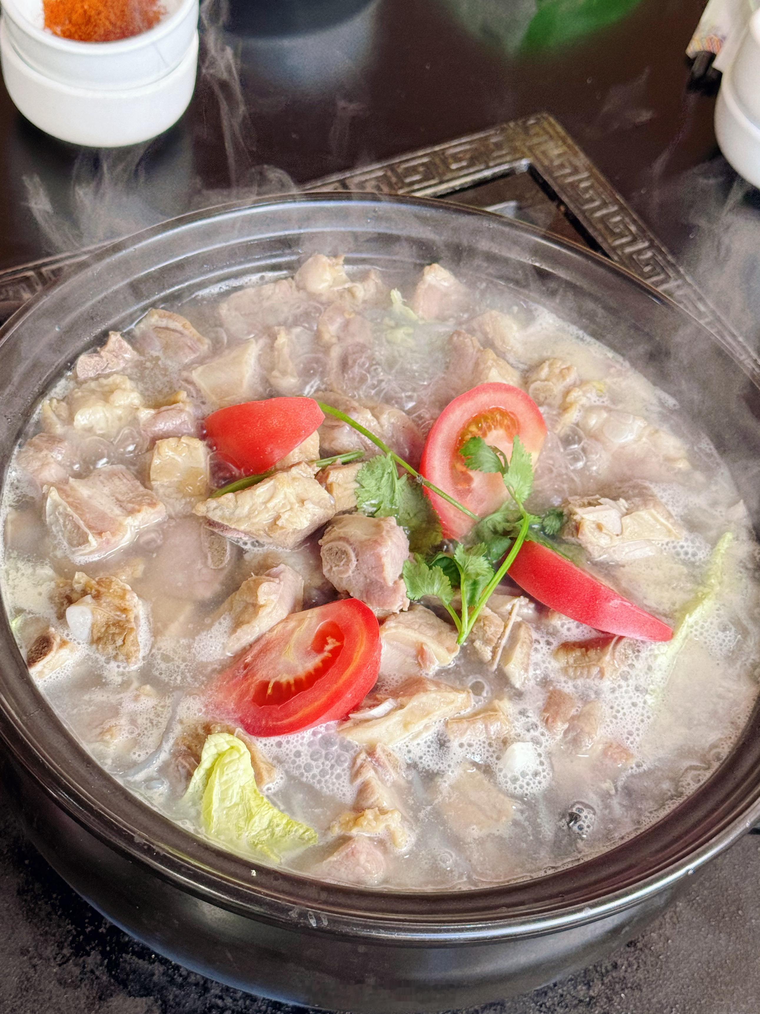 进藏啦，今天吃汤锅加烤肉，好像贵州烙锅啊，好吃65一位，儿童免费楠楠一家成都西藏