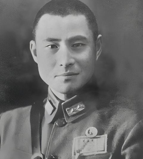 1948年，淮海战役胜利后，解放军战士路过一草垛，突然闻到股怪味。扒开草垛一看，