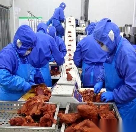 酱肉厂老板把厂里的监控全拆了，连保安也给撤掉。
他定下的规矩是，刚出锅的酱肉随便