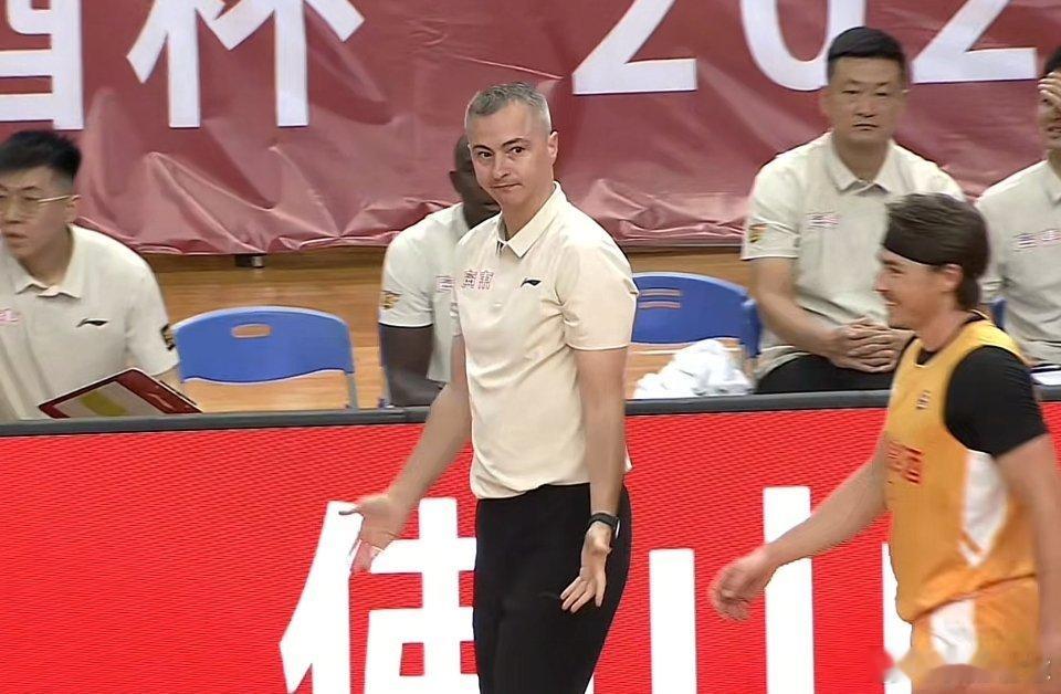 广东队半场领先8分，这场热身赛强度要比上场大，墨尔本老虎给的身体对抗和外线压迫很