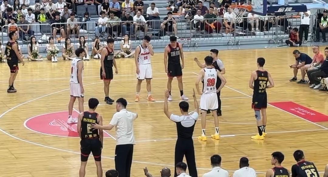 广东宏远热身赛失利，徐杰收着打，内线被完爆，新赛季靠谁拯救。
昨晚肇庆那场热身赛