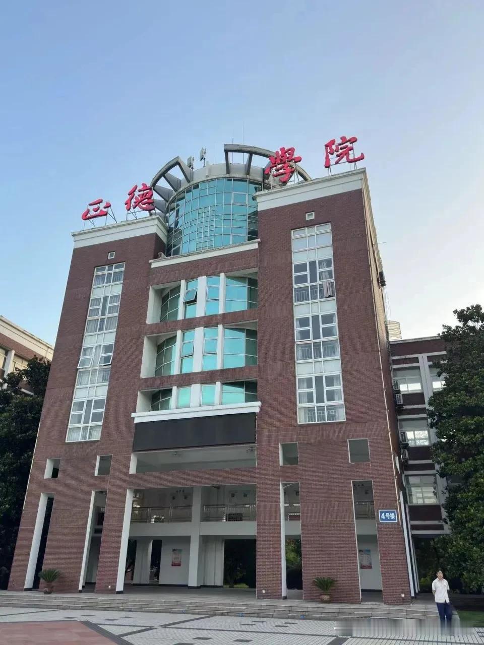昨天去银杏湖，地铁上遇到三个考公的年轻人。都是南京某211大学毕业的，来南京参加