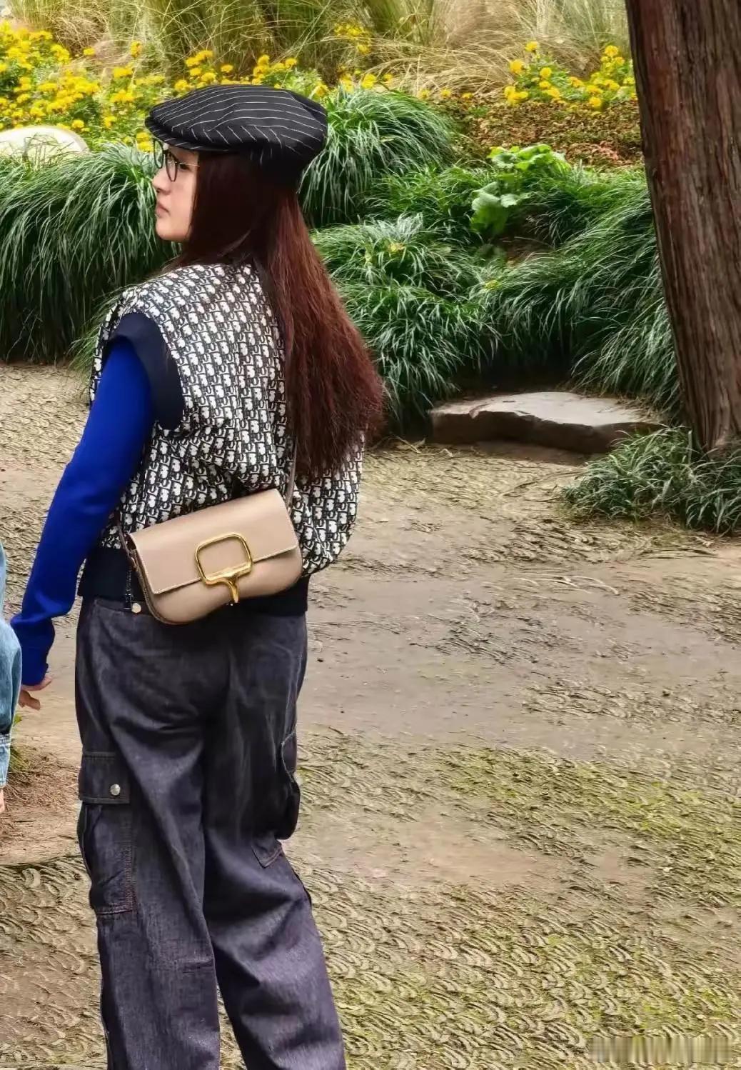 杨钰莹逛扬州瘦西湖被偶遇，6万的包2万的马甲，衣品一言难尽[允悲][允悲] 