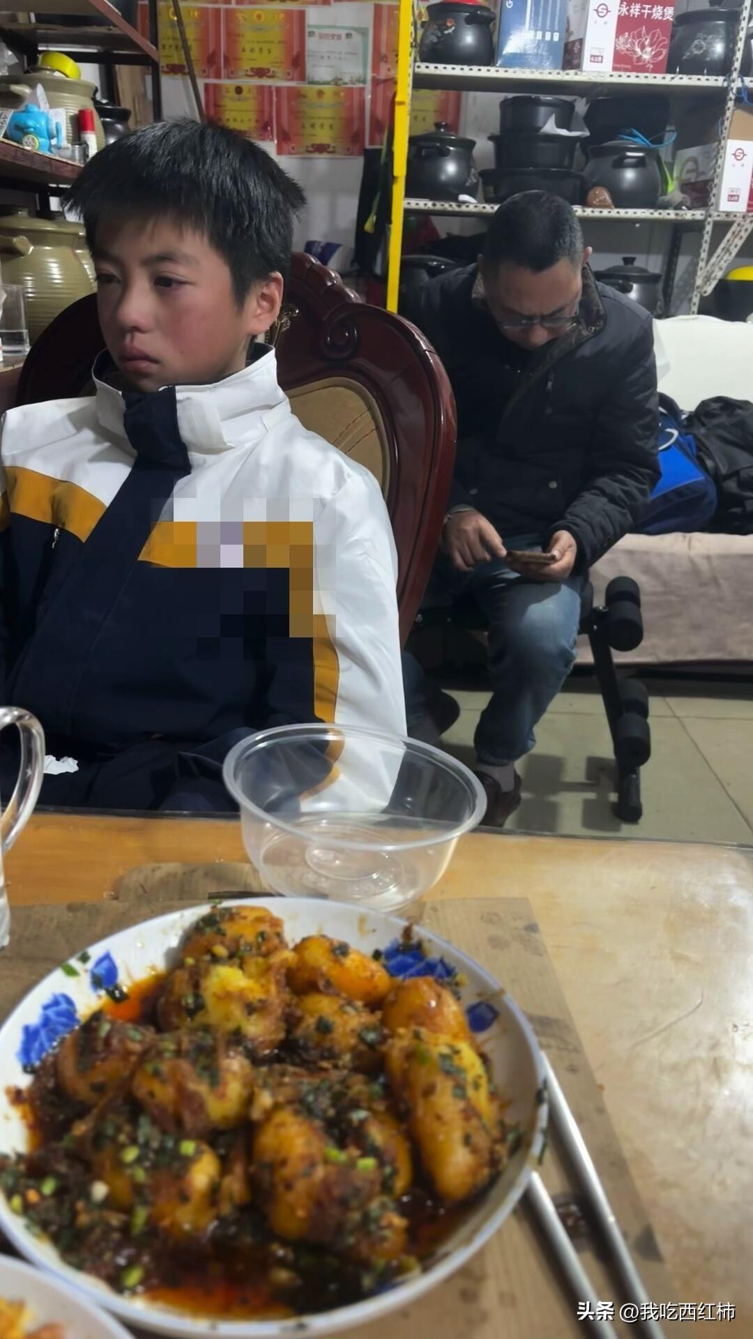 小镇家庭应该怎么破局
今天晚上吃饭听闻，爸爸卖砂锅被逃单了。一个女人买了两个砂锅