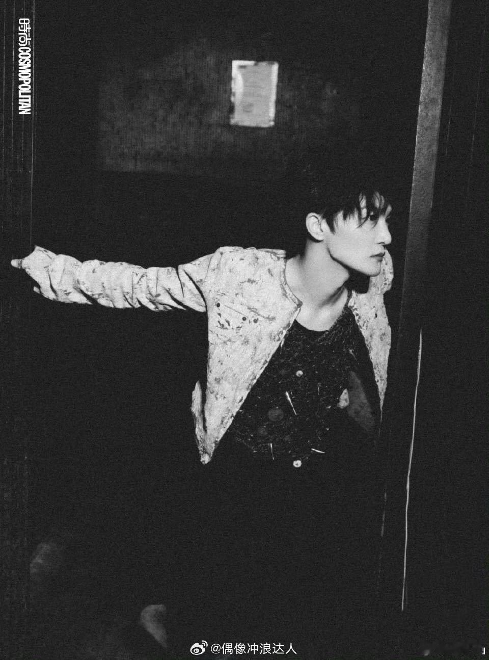 周深红发VOGUE封面 惊艳转身！周深挑战亮眼红发，登上《VOGUEMAN》封面