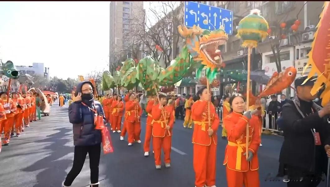 湖州踩街
大家去看了没
还挺热闹
本来想去睡过头了[笑哭][笑哭][笑哭]
不过