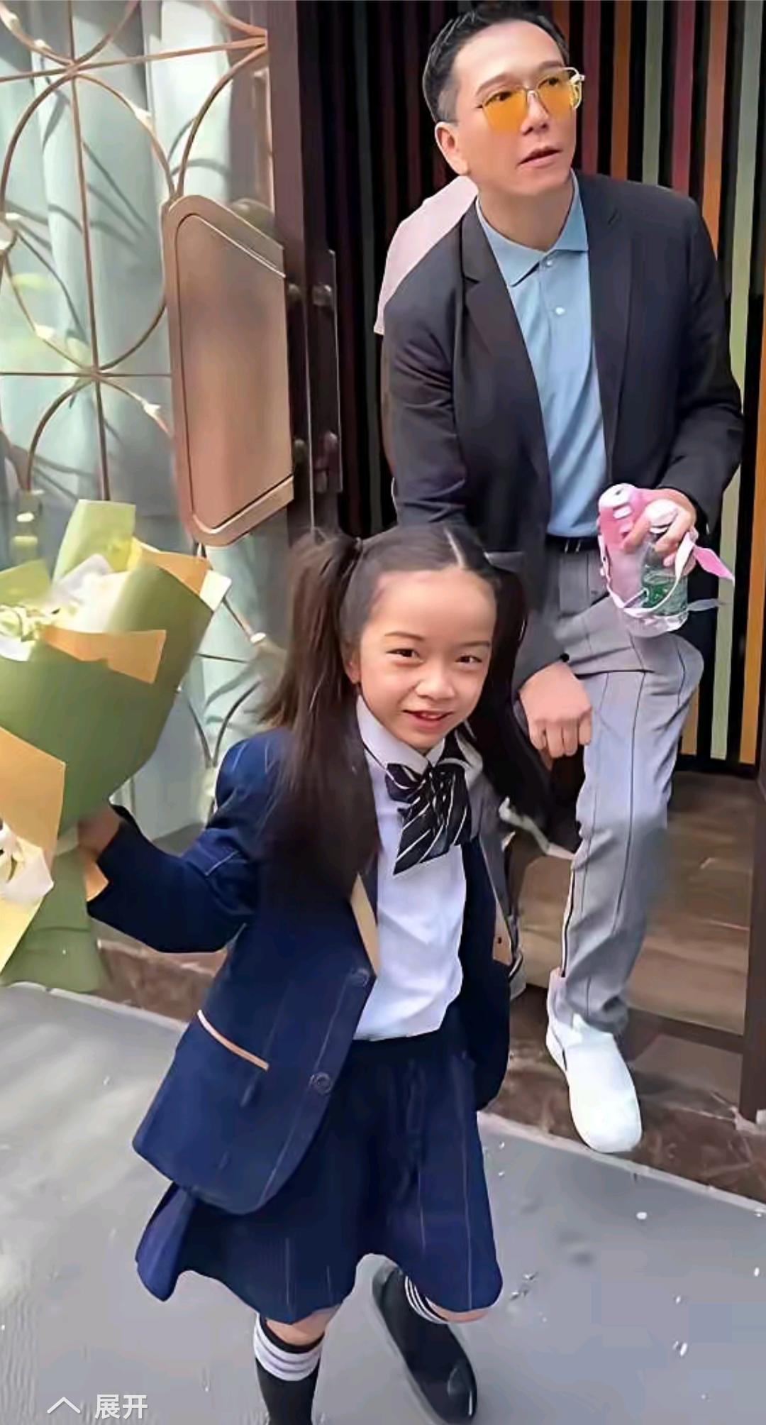 61岁的他定居北京，平时主要负责接送女儿，陪伴女儿，生活过得很惬意。