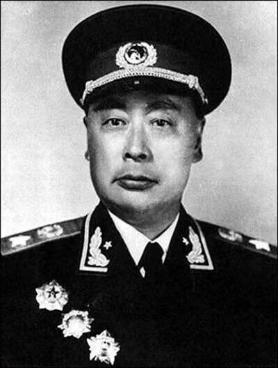 1936年，陈毅被敌人困在梅山，生死关头，先是一个青年妇女帮了他，后是张学良的军