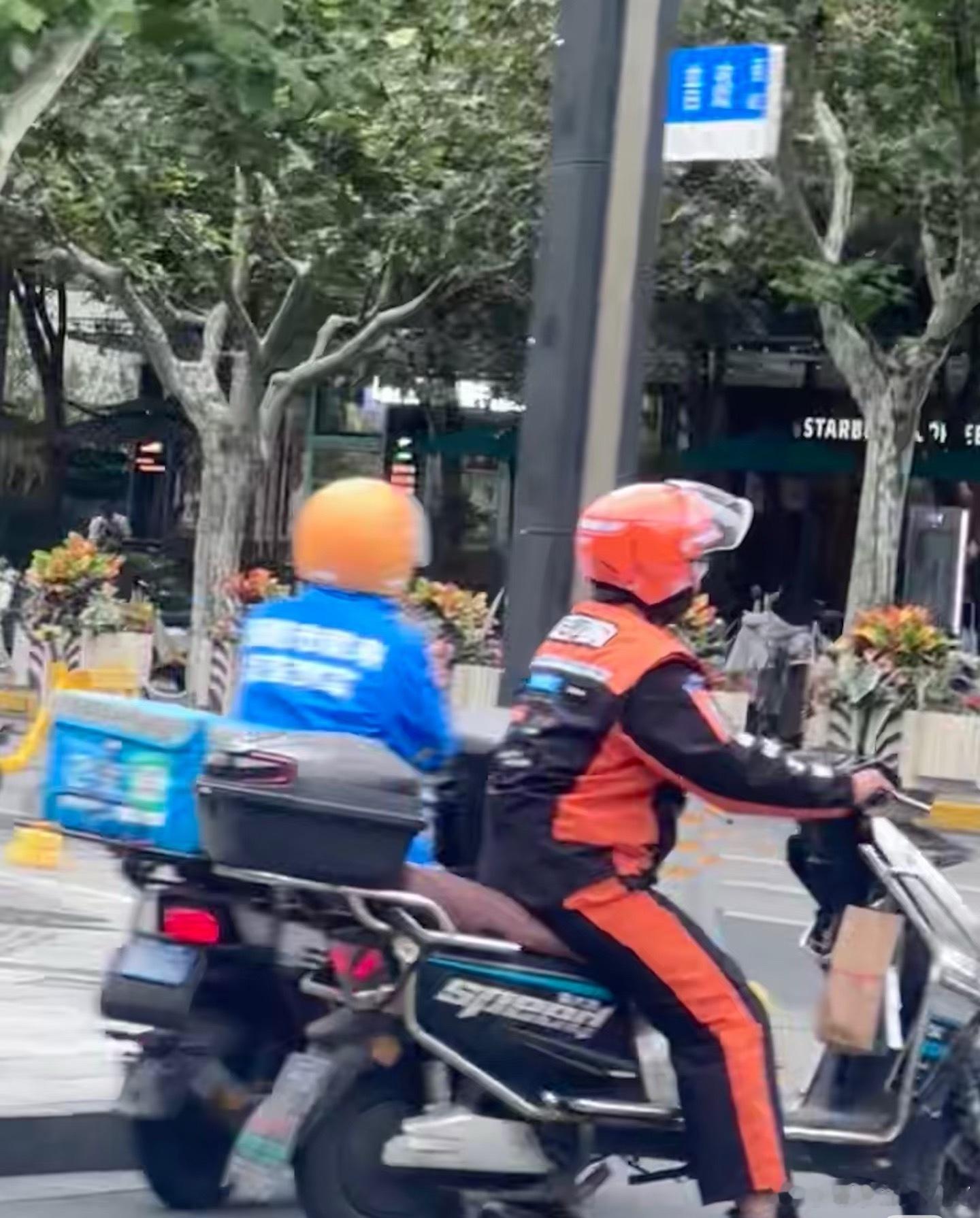 饿了么骑手新工服 赛车服饿了么新工服也太帅了吧！橙黑两个颜色这也太会撞色了，远看