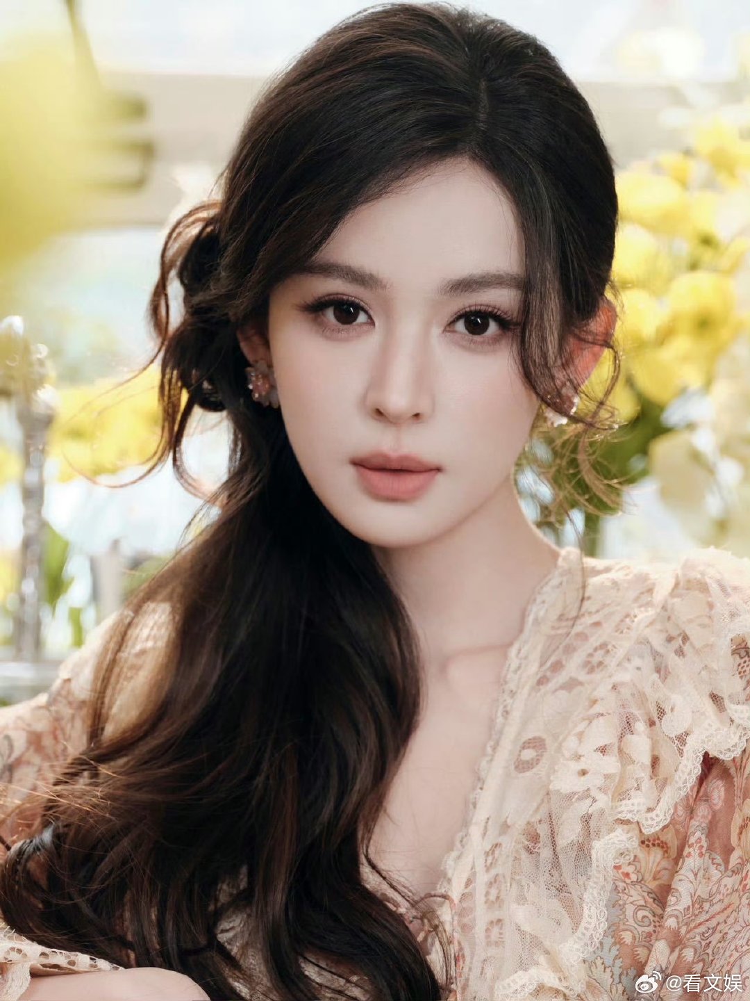 娜扎误入花房  娜扎误入花房，与春天撞了个满怀，好养眼啊！一整个被美到了啊。今晚