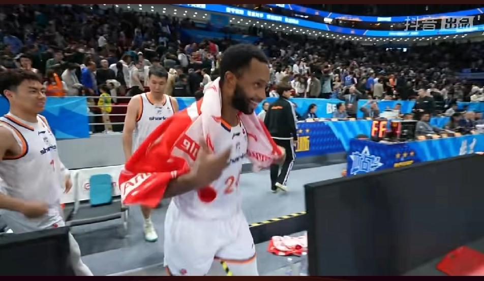 上海队确实太强了，让了洛夫顿、白边，只用双外援，还是全场压制着北京队，要知道，北