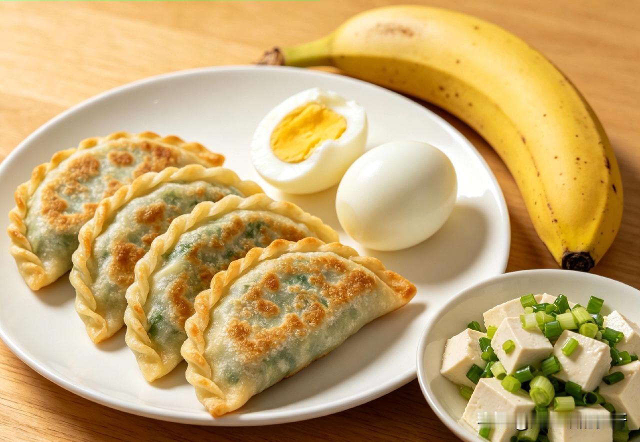 减肥真的太难了。
这是我一天的饭量
早晨是四个小小的韭菜盒子。
两口一个的那种。