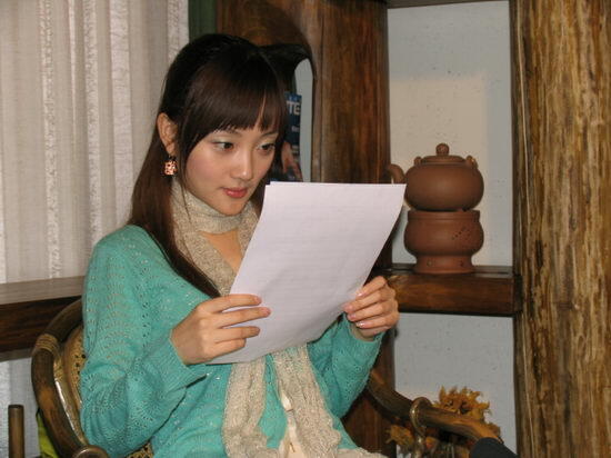 2006年，李小璐采访现场。 