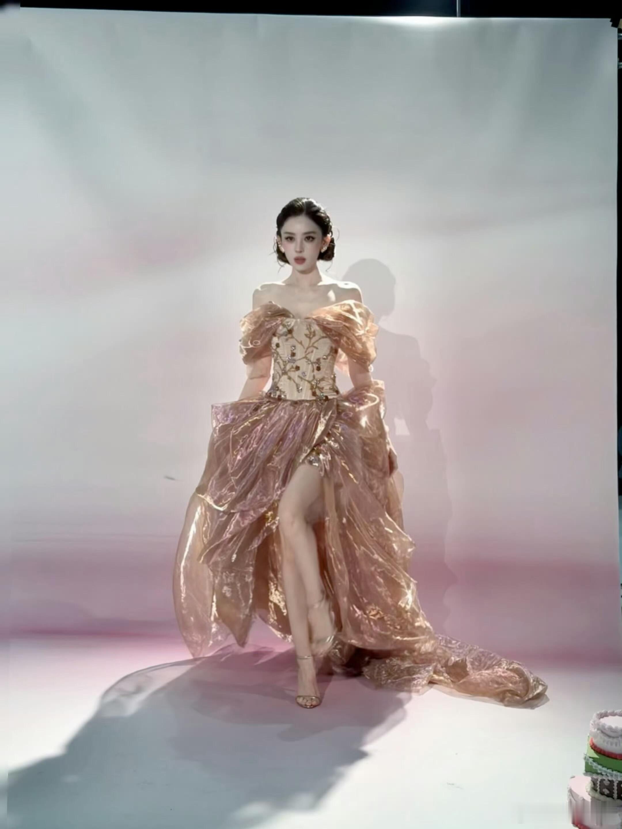 娜扎 live的神娜扎鎏金礼服美到失语！复古盘发+精致妆容，每一帧都像从油画里走