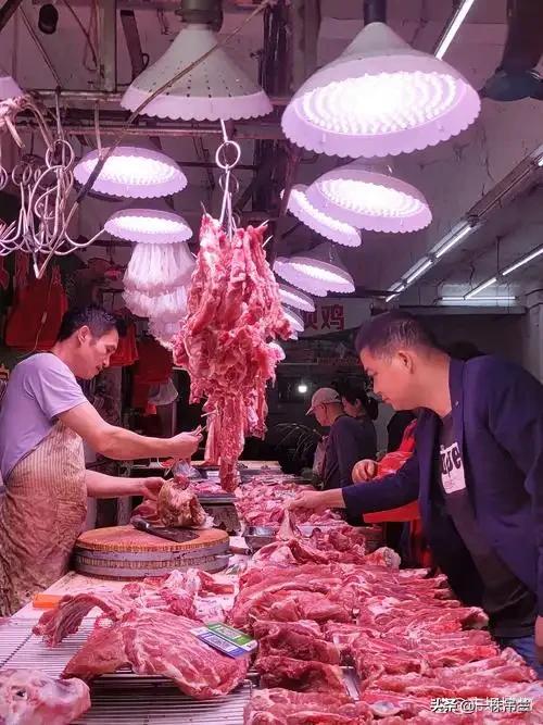 苏州的李先生把刚从农贸市场买回来的猪肉拿出去一看，当时就有点蒙了：买的时候，明明