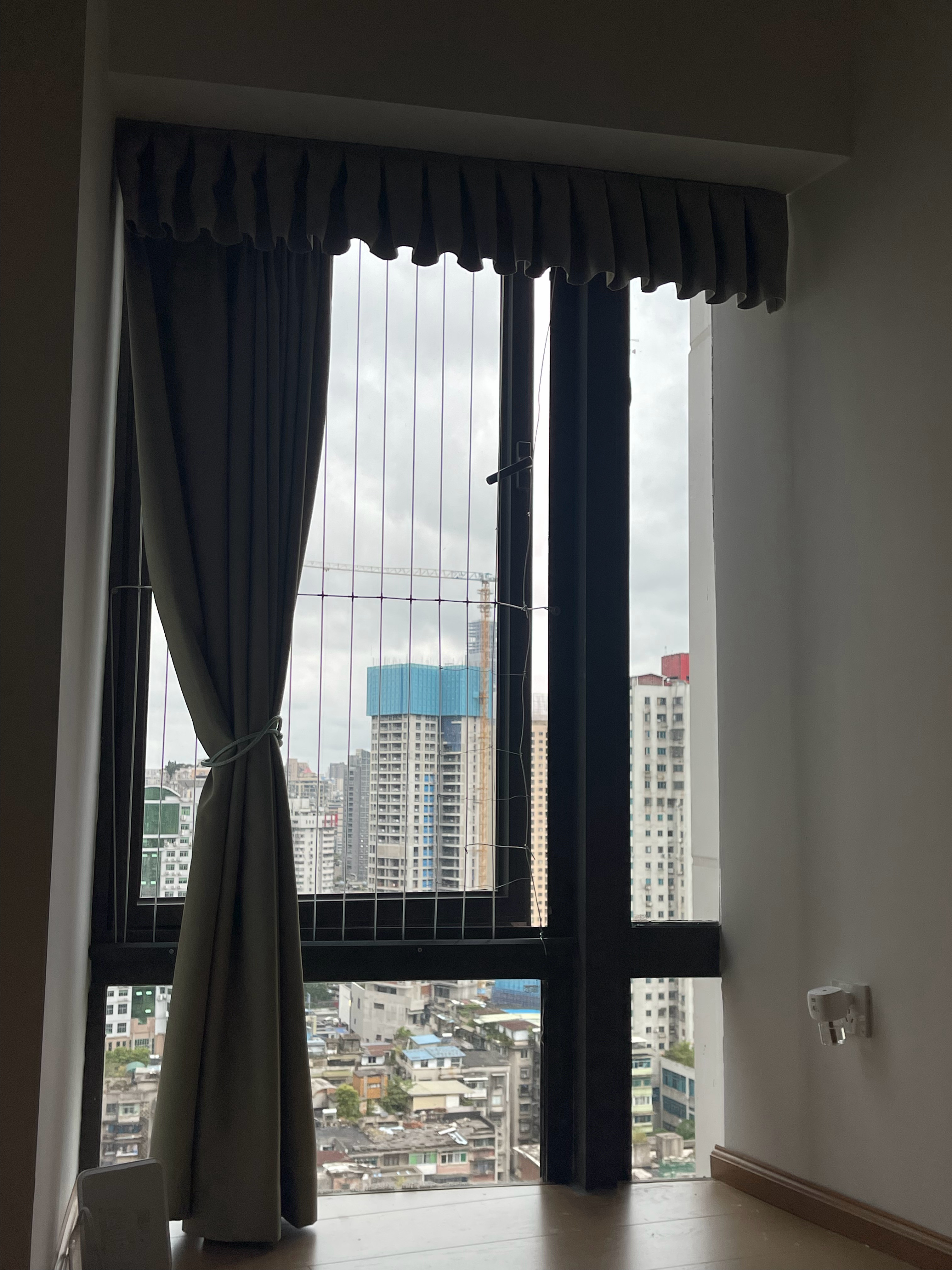 寻思着，周末了狠狠睡懒觉，醒来掏出手机一看八点钟床对着的这个窗子风很大，很适合在