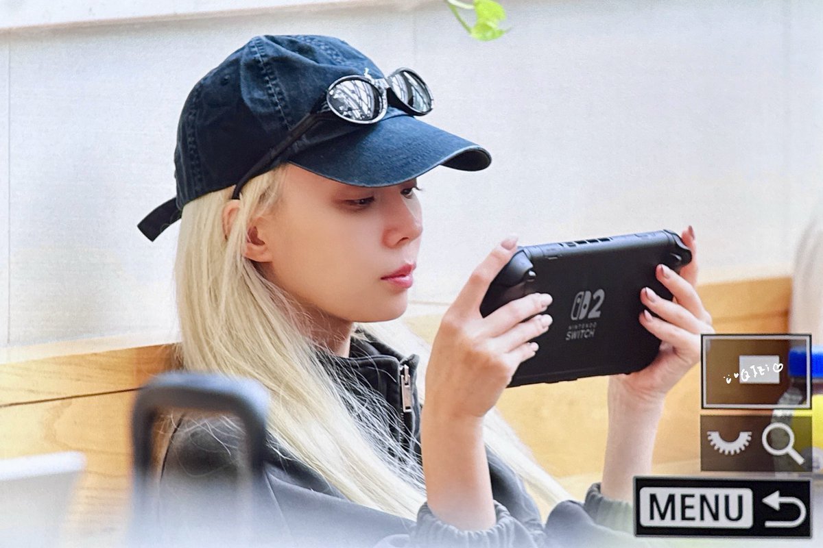 签售上Winter 分享过，她最近的新爱好是玩她的 Nintendo Switc