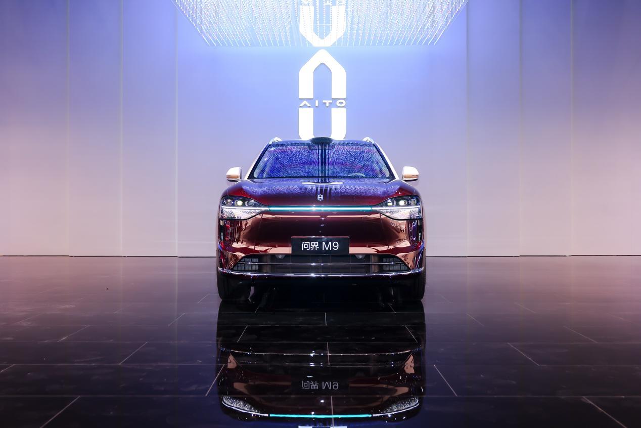 2025年11月21日，广州车展上，问界M9荣获“商务座智选车”，问界M8摘得“