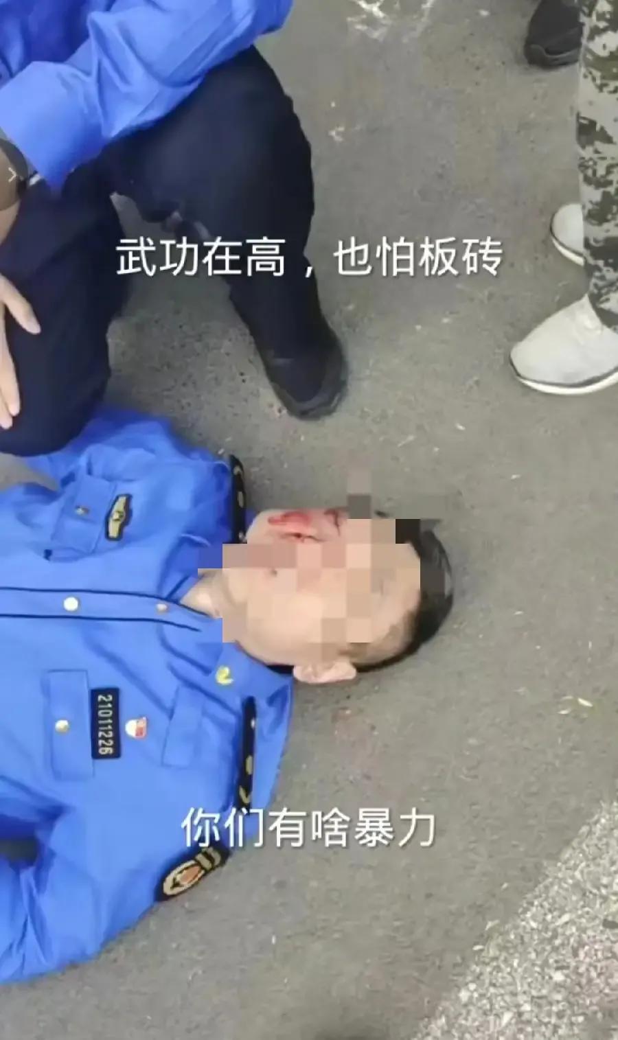 城管和商户又斗在一起啦！这次是大爷把城管打坏了，啥时候这商户和城管能够唇齿相依，