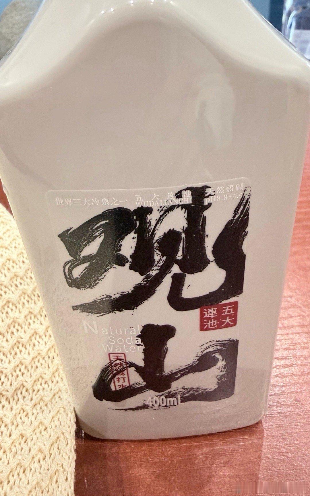 这培训教室空调都打不下来。热晕。 