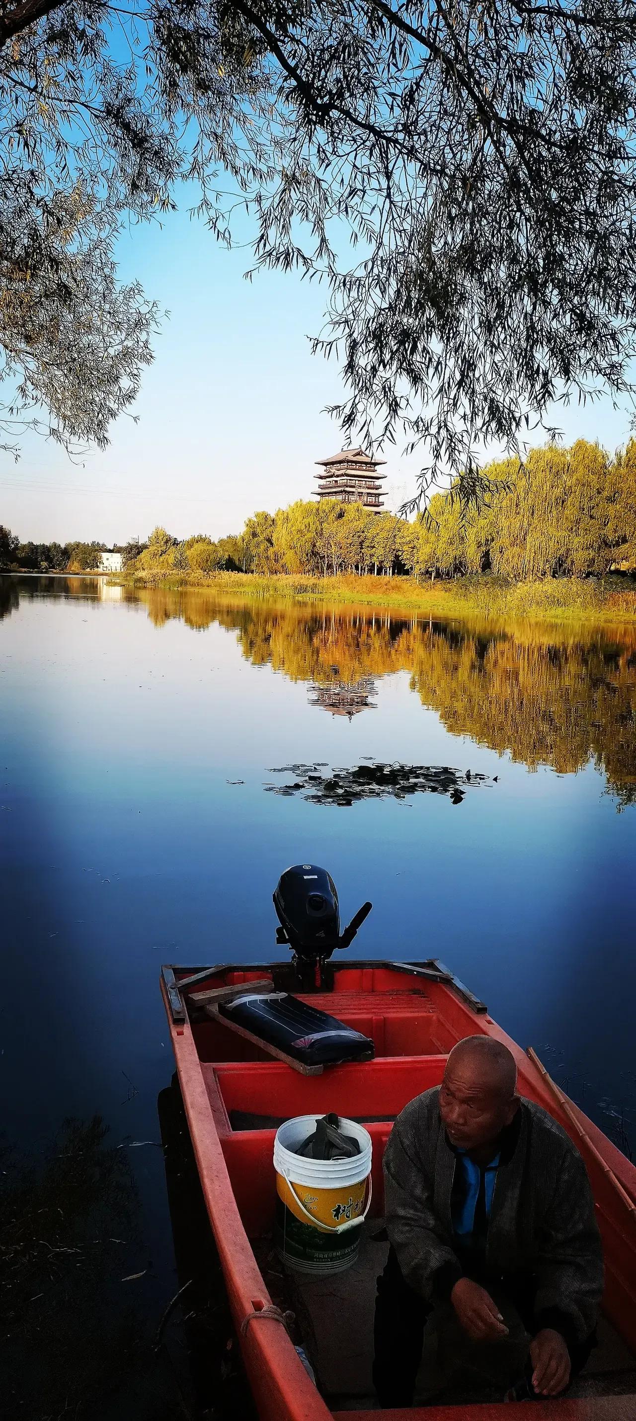 看这宁静的郑州西流湖公园，
后知后觉中，
又过了一个秋！
  手机摄影