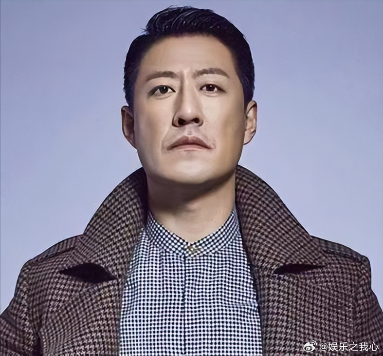 2010年的一天，于震抄起手边的凳子就砸到了怀孕妻子方柏霓的身上，哪怕躲避及时，