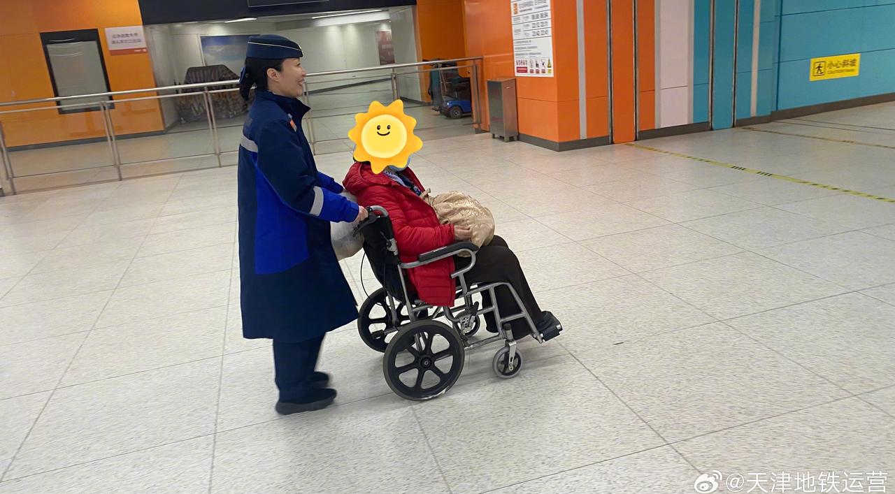 近日，天津地铁5号线成林道站接到靖江路电话，有一名乘客行动不便需要车站提供轮椅帮