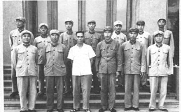 两位战士在和平时期晋升超越师长，其中一人做到大军区副政委，王平却评价名不符实？