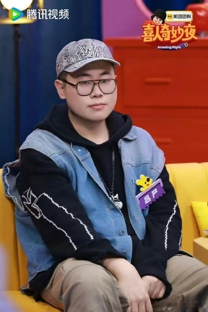 吕严直播到一半去做饭了我家那小子 吕严给所有主播提供了一个新思路：直播没话说怎么