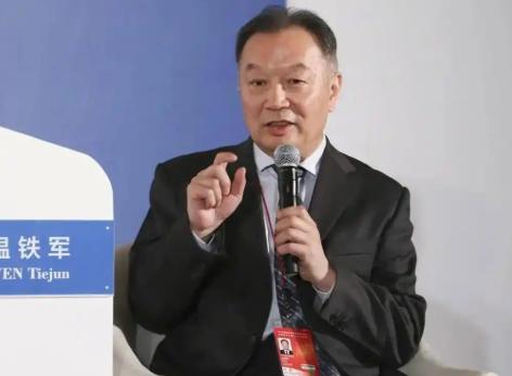 温铁军的话像一盆冰水浇下：美国早已把中国最要紧的两层防护撕得粉碎。可悲的是，清醒