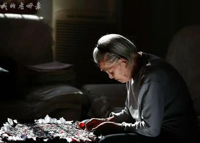 母亲七十多了，在学播音，准备接单挣钱。还没出成绩，就在平台买了几千块的设备。我们