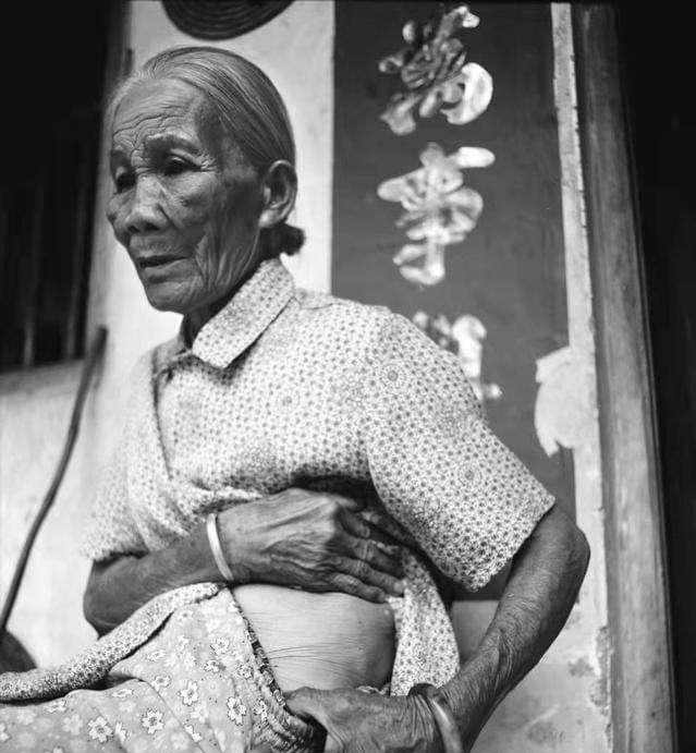 1944年，24岁的韦绍兰被日军强行掳走，她被关进了慰安所。

小黑屋里挤着十几