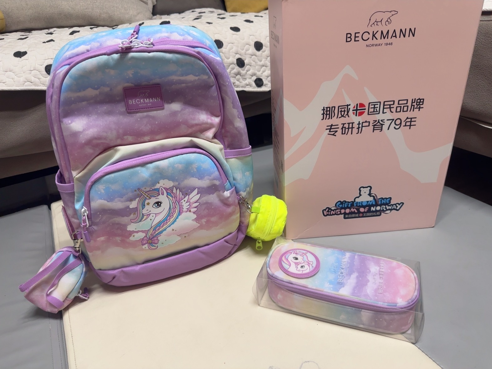 从告诉小满买了的那天就开始问我 妈妈 什么时候到 我的新书包多久能到………实物的