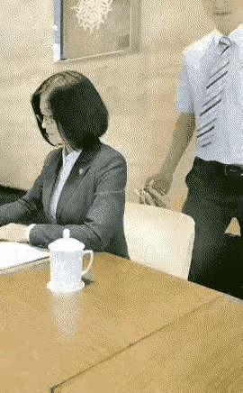 倒水的礼仪！
无论是职场，还是家庭，就倒水而言确实有很多学问，事儿不大彰显一个人